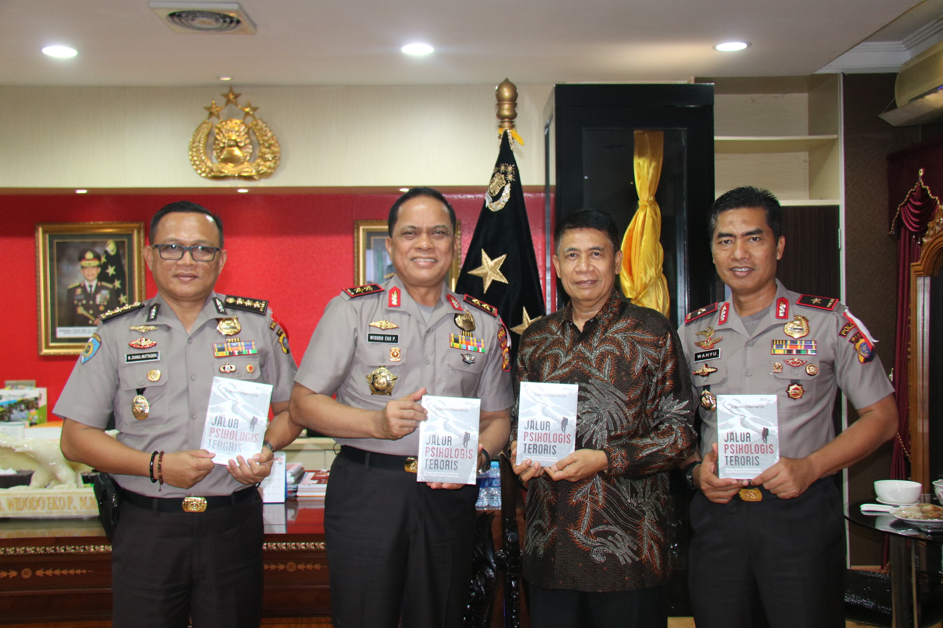 Penyerahan Buku Kepada Kapolda Riau oleh Brigjen (Purn) Pol. Dr. Achmad Aflusmapparessa