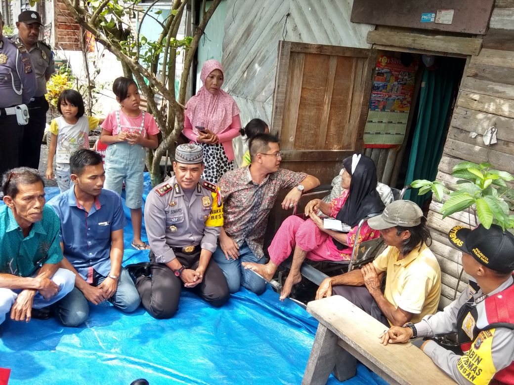 Nenek Rayhana Dikunjungi Tim Jumat Barokah Polresta Pekanbaru.