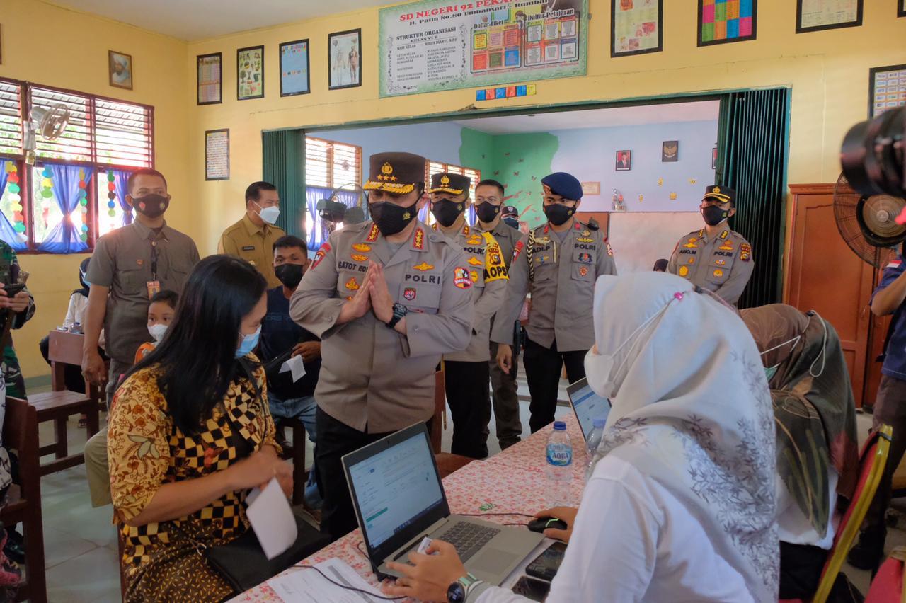 Kunjungi Posko PPKM Umban Sari, Wakapolri Komjen Gatot Ajak Warga Patuh Prokes.