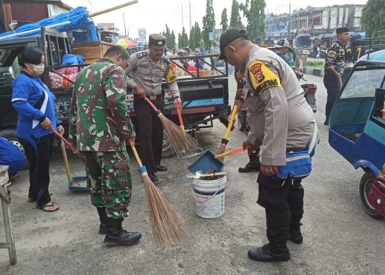 Hari Juang Kartika TNI AD Ke-78 tahun 2023, Personel Gabungan Di Perawang Lakukan Bersih-bersih di Pasar Tuah Serumpun.