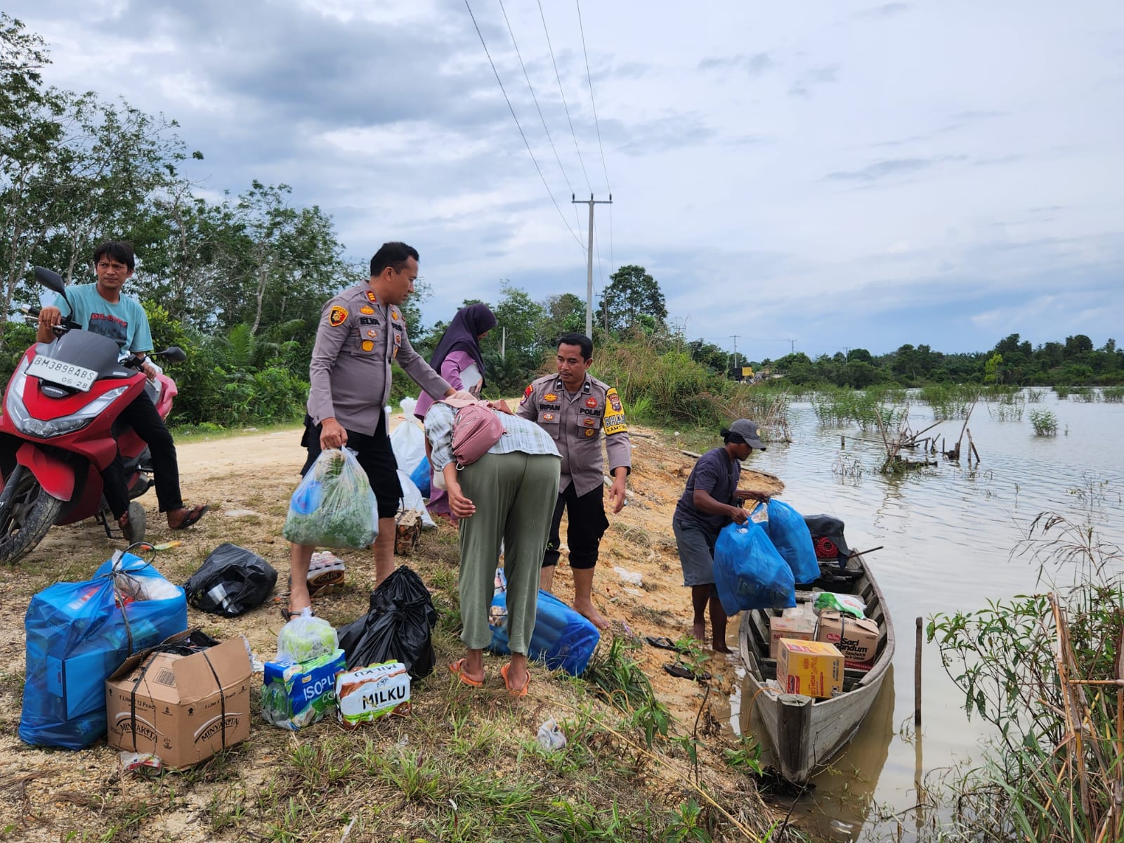Kapolsek KKH turun langsung bantu warga sembari sampaikan pesan pemilu damai 2024.