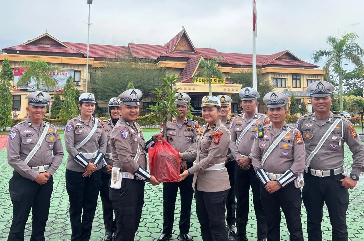 Kapolres Siak Beri Kado Ulang Tahun Berupa Bibit Pohon Sawo kepada Personel