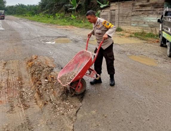 Antisipasi Laka Lantas, Bhabinkamtibmas Maredan Barat Timbun Ruas Jalan Rusak 