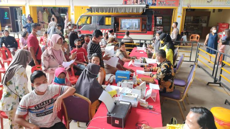 Kapolsek Gelar Vaksinasi dan Zoom Cloud Meeting di Parking Park Hotel Suzuya Plaza Bagan Batu