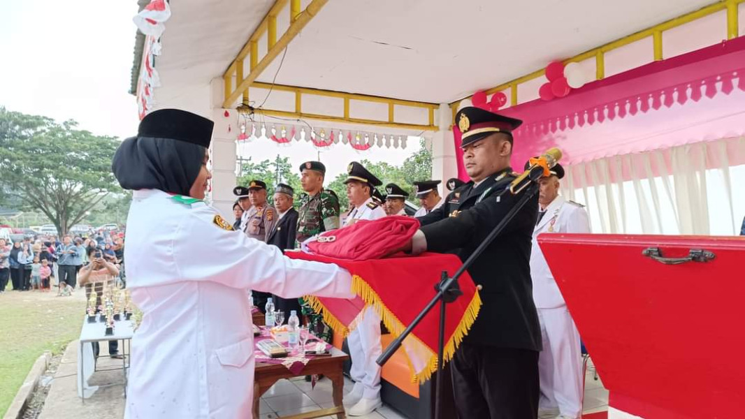 Kapolsek Lirik Irup Upacara Penurunan Bendera HUT Kemerdekaan RI