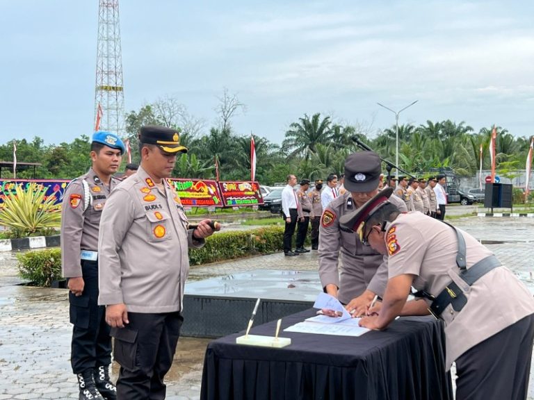 Jadi Inspektur Upacara Sertijab Pejabat Utama Polres Rohul, Simak Pesan Penting Kapolres AKBP Budi Setiyono