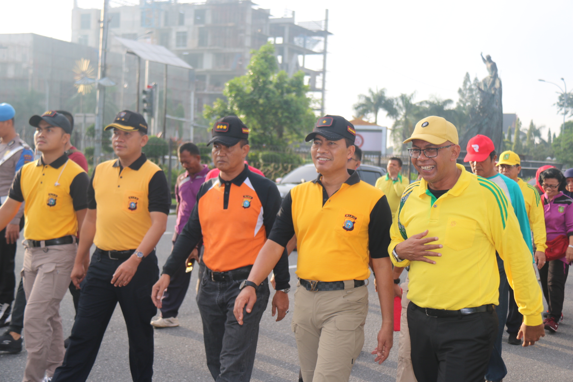 Wakapolda Riau Hadiri Gerak Jalan Santai Dalam Rangka Hari Guru Nasional 2018