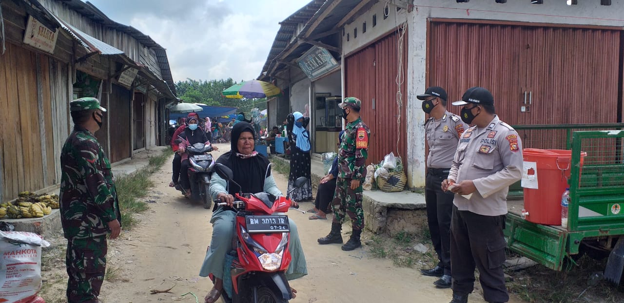 Polsek Kerumutan Kembali Terapkan Prokes Di Pasar Tradisional Desa Bukit Lembah Subur