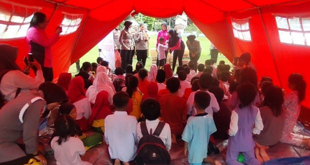  Ketua Bhayangkari Cabang Pelalawan Tinjau Warga Terdampak Banjir dan Lakukan Trauma Healing serta Salurkan Bantuan Sembako