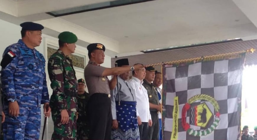 Kasat Brimob Polda Riau Hadiri Pawai Bendera Hut TNI Ke-73