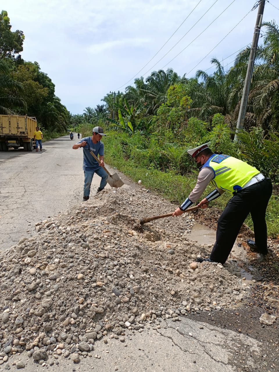 Dinilai Pengabdian Polri Pada Rakyat Lewat Perbaiki Jalan Berlobang, Kapolres Rohul Dipuji PD IWO