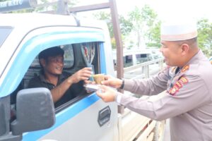 Kapolres Pelalawan dan Ketua Cabang Bhayangkari Lanjut Berbagi Takjil