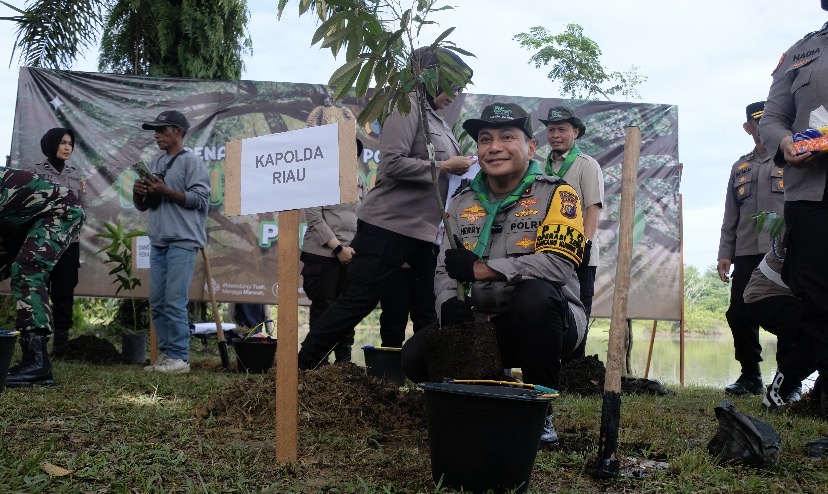 Hari Pohon, Kapolda Riau Pimpin Penanaman 21.000 Pohon Bareng 500 Siswa