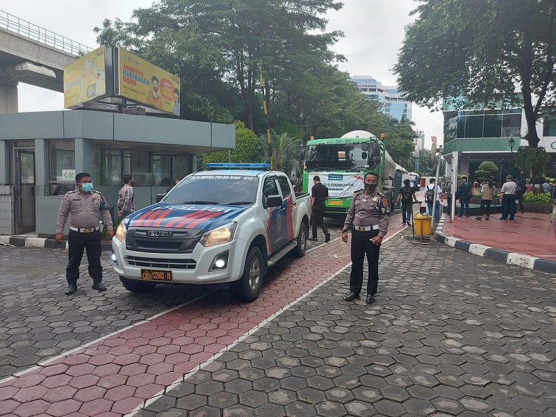 Jamin Keamanan Dan Kelancaran, Polda Riau Kawal Pengiriman 70 Ton Oksigen Pasien Covid-19 Di Jakarta.
