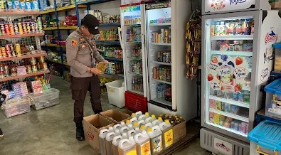 Dua Personil Polsek Pulau Burung Cegah Panic Buying dengan Pengawasan Harga dan Stok