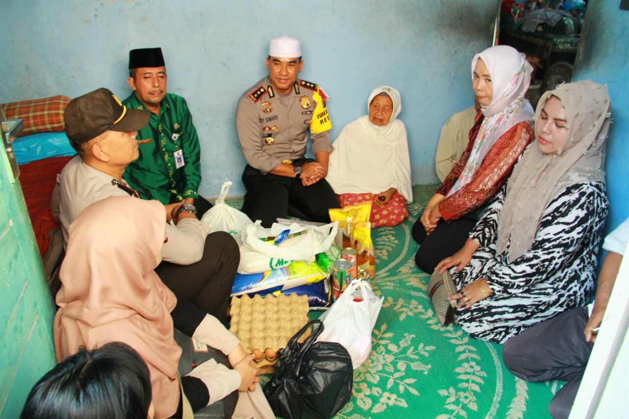 Disambangi Tim Jum'at Barokah, Nenek Nismarni Terharu