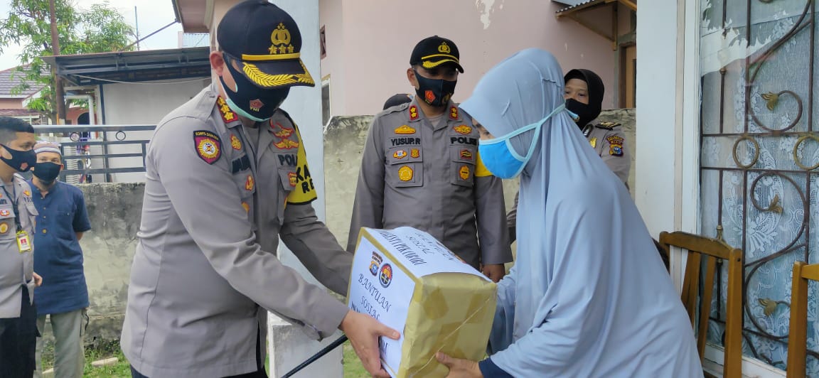 Kapolresta Pekanbaru Turun Langsung Bagikan Sembako ke Warga Kelurahan Tobek Gadang