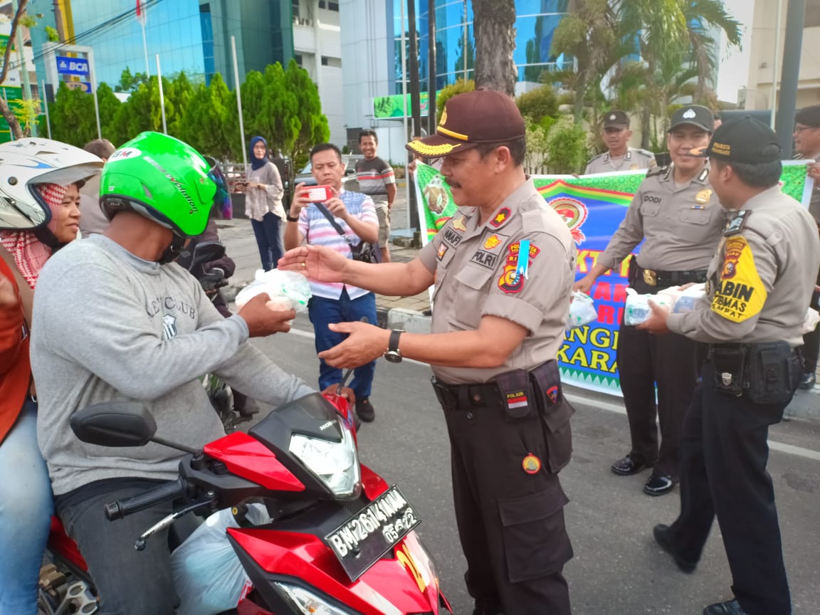 Peringati HUT Bhayangkara ke 72 Polsek Pekanbaru Kota Berbagi Takjil Gratis