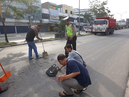 Kanit Patroli Satlantas Polres Bengkalis Dibantu Warga Bersihkan Jalan dari Ribuan Paku