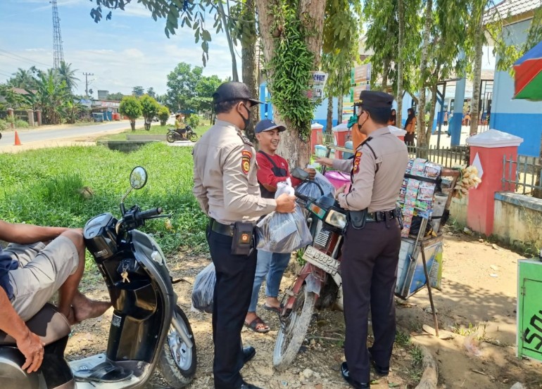 Kapolsek Pangkalan Lesung AKP Liston Sihombing SH, MH Bagikan Bansos, Ini Sasarannya 