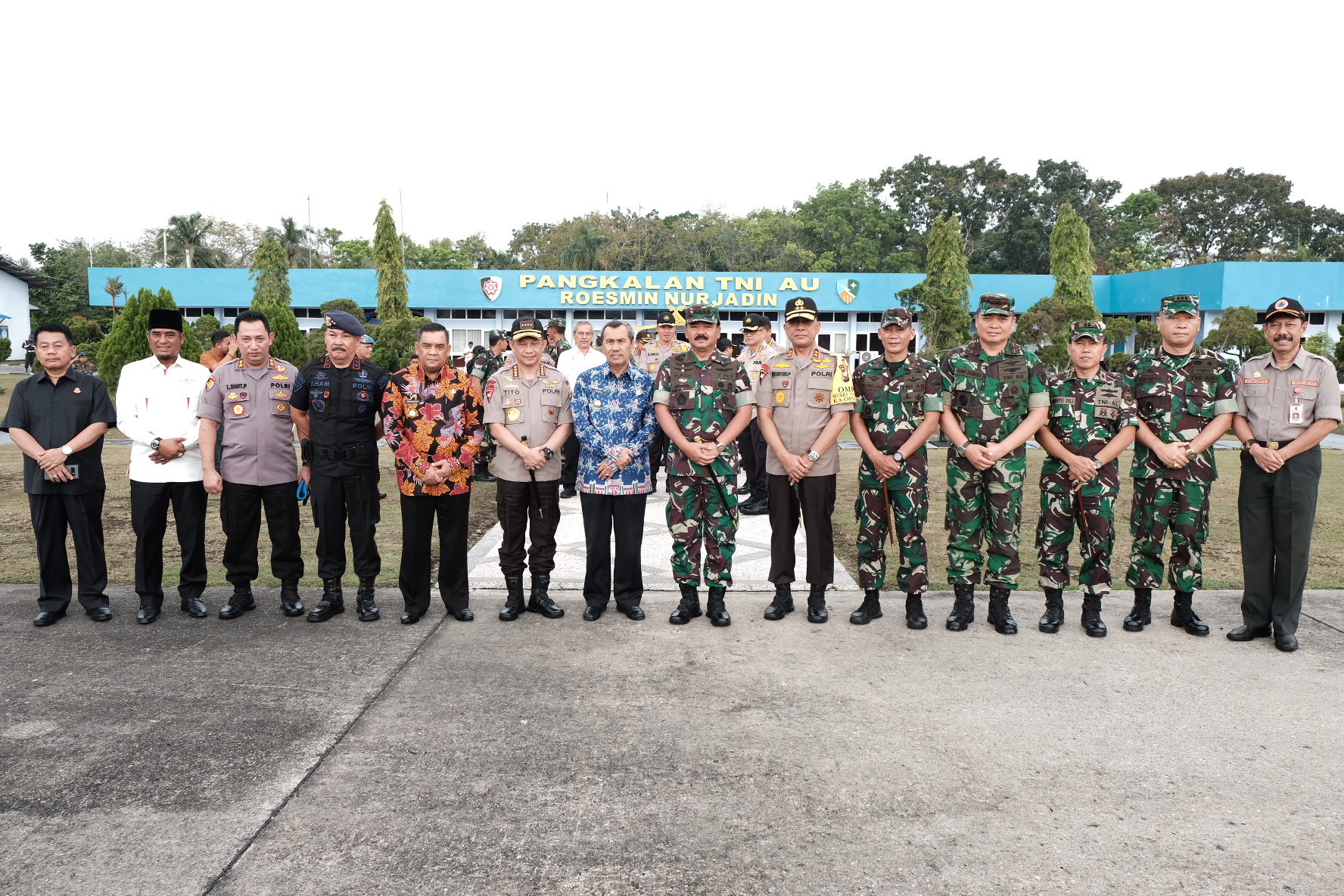 Kapolda Riau Antar Panglima TNI dan Kapolri di  Lanud Roesmin Nurdjadin Pekanbaru