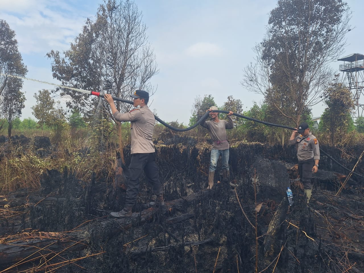 Respon Cepat Tim Gabungan Polsek Langgam Melakukan Verifikasi Karhutlah Melalui Darboard Lancang Kuning di Desa Pangkalan Gondai