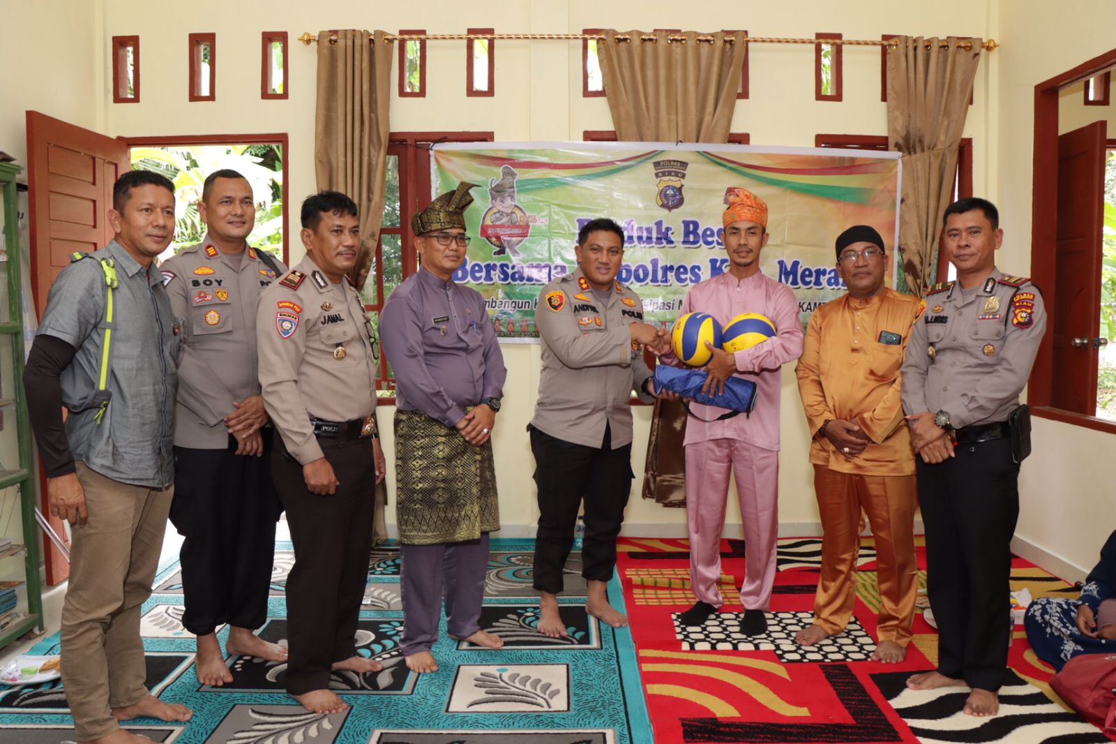 Kapolres Meranti Berikan Peralatan Olahraga dan Sembako kepada Warga Kuala Merbau