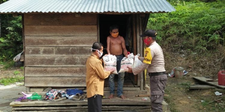 Kapolres Kampar Utus Bhabinkamtibmas Kirim Bantuan untuk Pak Udin di Desa Sei Silam