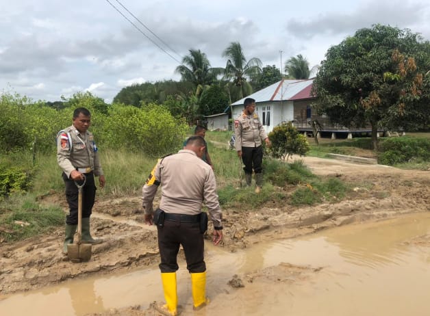 Bersama Masyarakat, Polsek Rupat Utara Ikut Gotong Royong Perbaiki Jalan Poros di Desa Kadur