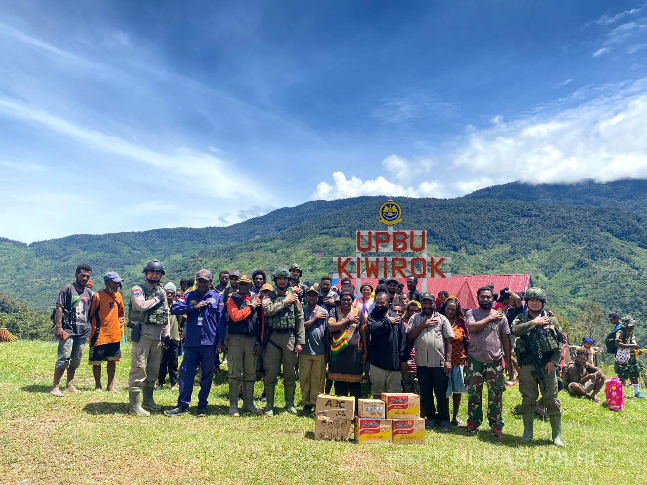 TNI-Polri Gelar Bakti Sosial Kepada Warga Kiwirok