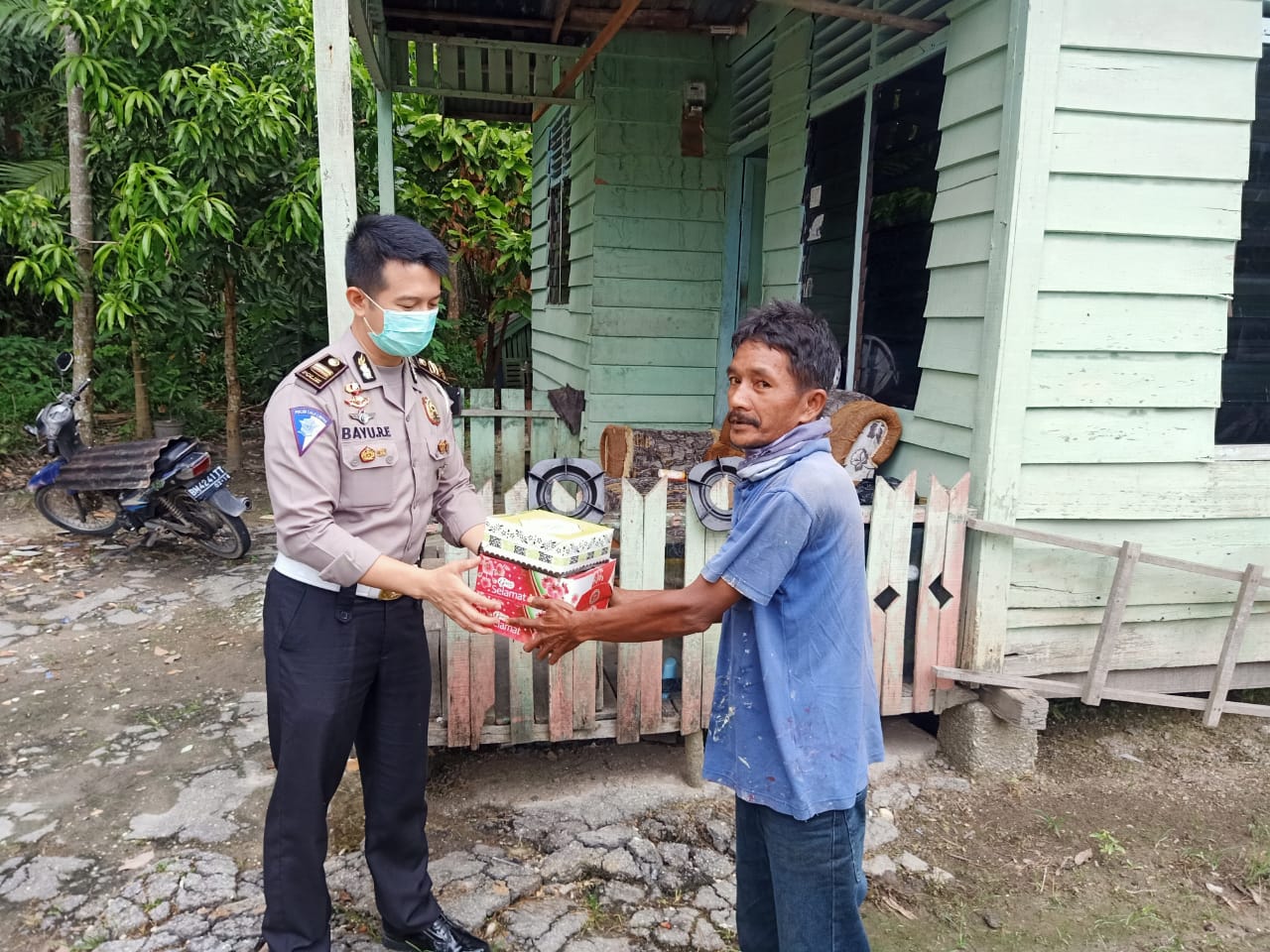 Polresta Pekanbaru Peduli Covid 19 Bagi-Bagi Nasi Kotak Untuk Berbuka Puasa