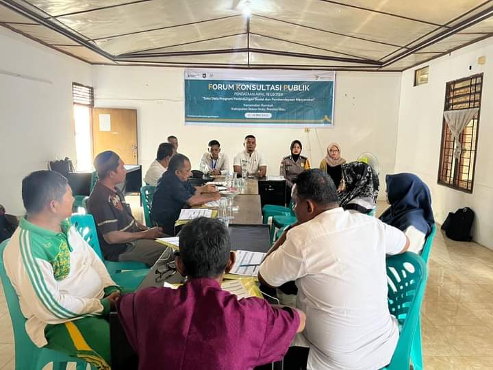 Babinsa Sinergi Dengan Personil Polsek Rambah Pantau Rapat FKP Dalam Giat Pendataan Awal Regsosek Tahun 2023