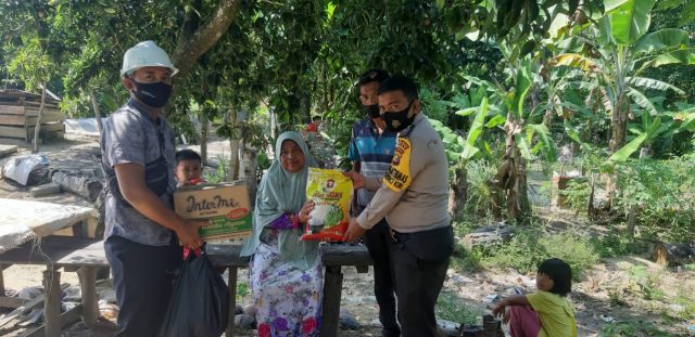 Polsek Kerinci Kanan Gelar Jumat Berkah, Sumarni : Terimakasih Pak Polisi