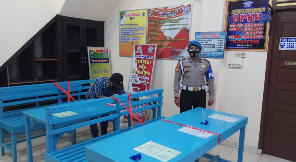 Propam Polres Kampar Lakukan Pengawasan Penerapan Protkes pada Kawasan Layanan Publik