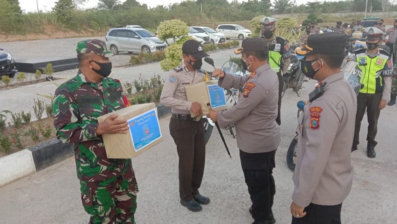 Kapolres Rohul Lepas 50 Personel Polri- TNI Bagi Sembako ke Warga Terdampak PPKM Mikro