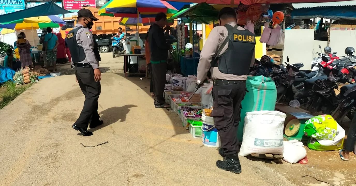 Antisipasi Aksi Kejahatan Personil Polsek Ukui Patroli Berjalan Kaki Di Pasar Tradisional Di Kelurahan Ukui