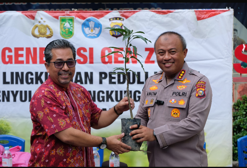 Tanamkan Kepedulian Lingkungan, Polda Riau Gencarkan Green Policing di SMK Labor Pekanbaru
