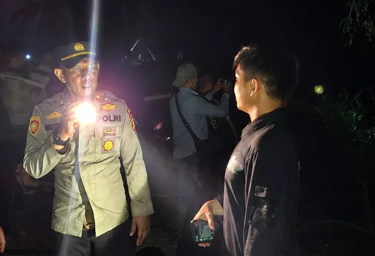 Kapolres Inhil dan Tim Gabungan Pilih Bermalam Demi Pastikan Karhutla  Padam 