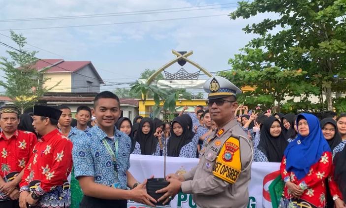Datangi SMAN 1 Tembilahan, Satlantas Polres Inhil Edukasi Tertib Lalu Lintas Hingga Sosialisasikan Green Policing