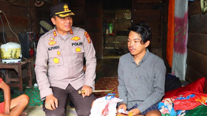 Kapolres Inhu Datangi Warga Suku Talang Mamak yang Diterkam Beruang