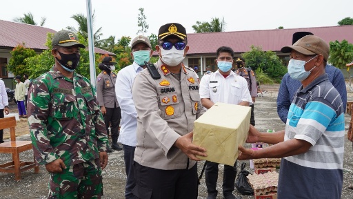 Selain Lakukan Pengawasan Vaksinasi Di Desa Teluk Lanus, Kapolres Siak dan Bupatisi Berikan Bantuan