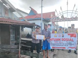 Polsek Concong Bagikan Bansos Door to Door ke Rumah Warga