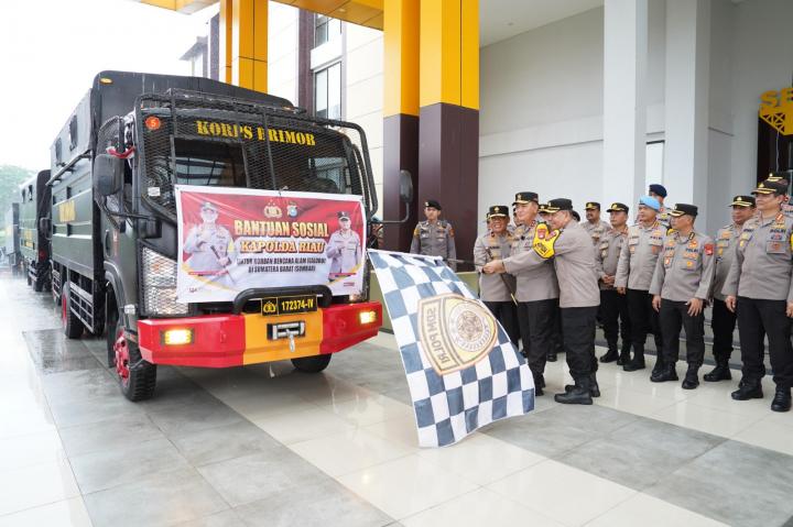 Lepas 3 Truk Bantuan Sembako ke Sumbar, Kapolda Riau: Semoga Bermanfaat Bagi Saudara Kita di Sana