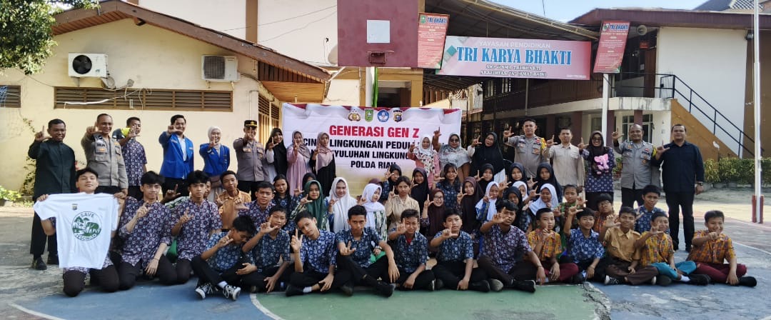 Cipayung Plus, bersama Bhabinkamtibmas Sosialisasi Cinta Lingkungan di SMA Tri Bhakti Pekanbaru