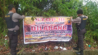 Pasang Spanduk Himbauan, Polsek Pangkalan Kerinci Cegah Karhutla