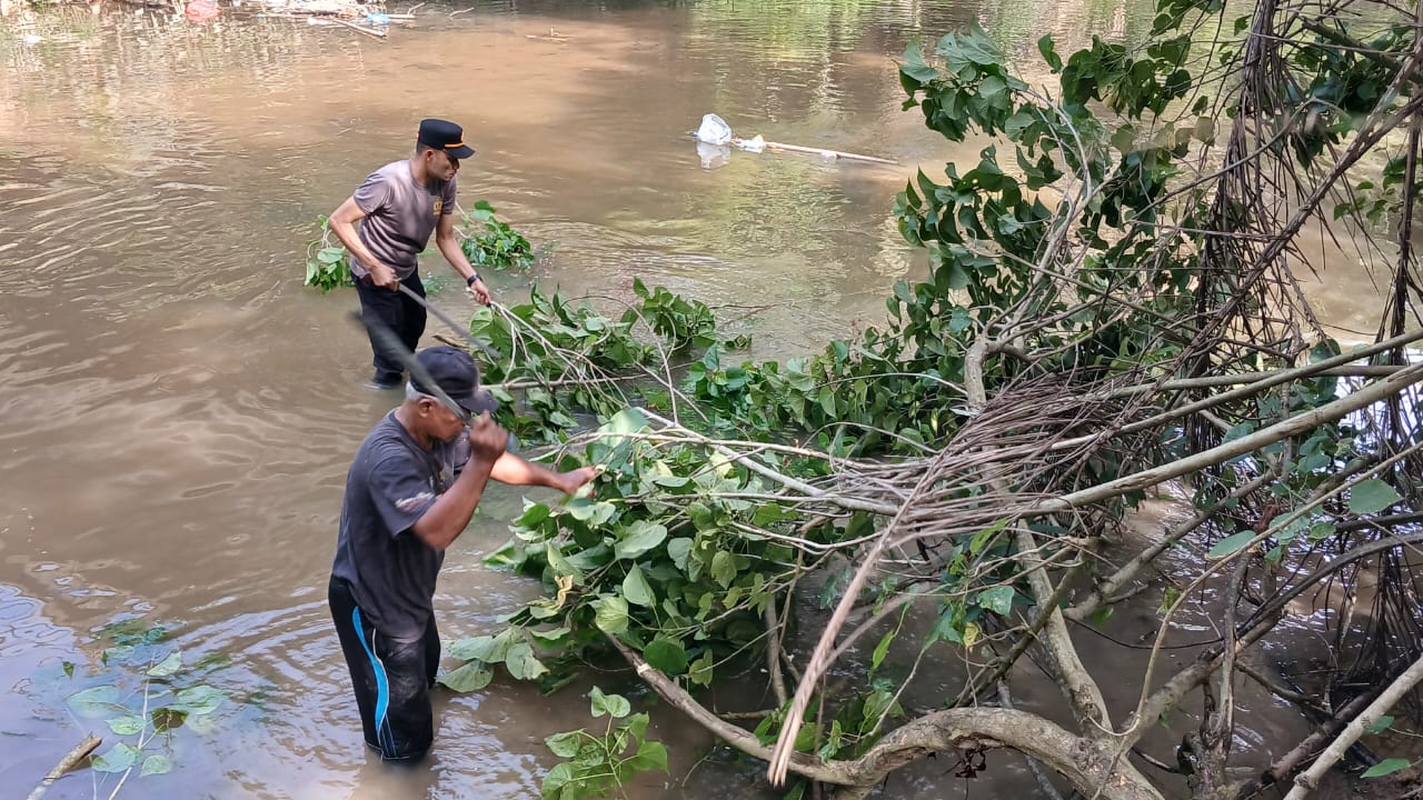 Kapolsek Rambah Samo Ajak Puluhan Personil Bersihkan Bantaran Sungai II Bersama Masyarakat