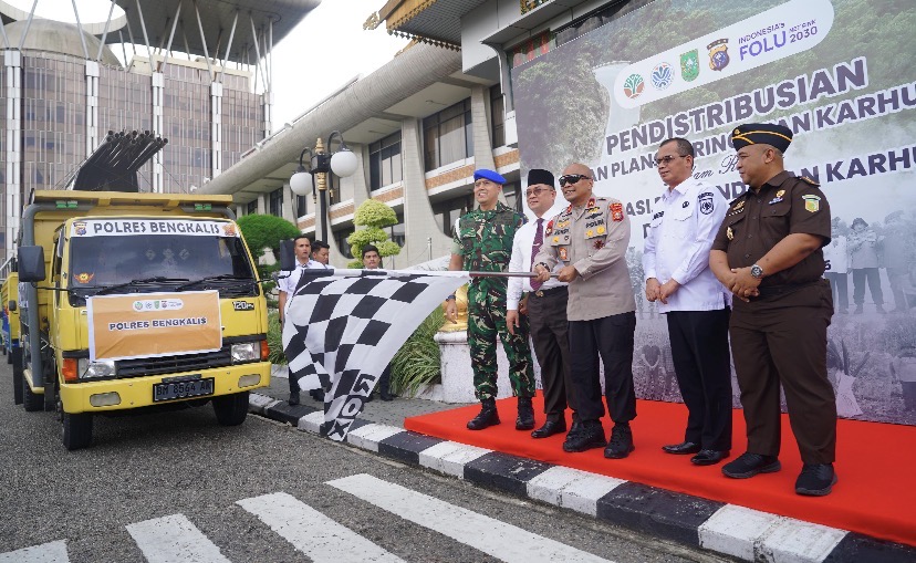 Pendistribusian Plang Larangan di Areal Karhutla, Riau Perkuat Komitmen Pencegahan Kebakaran Hutan dan Lahan