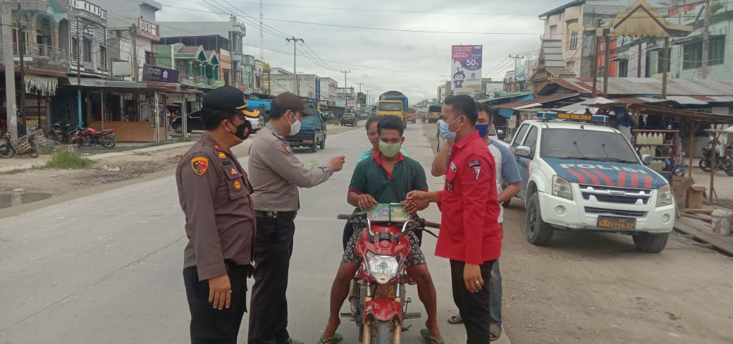Kapolsek Kandis bagi 300 Masker, Antisipasi Covid-19
