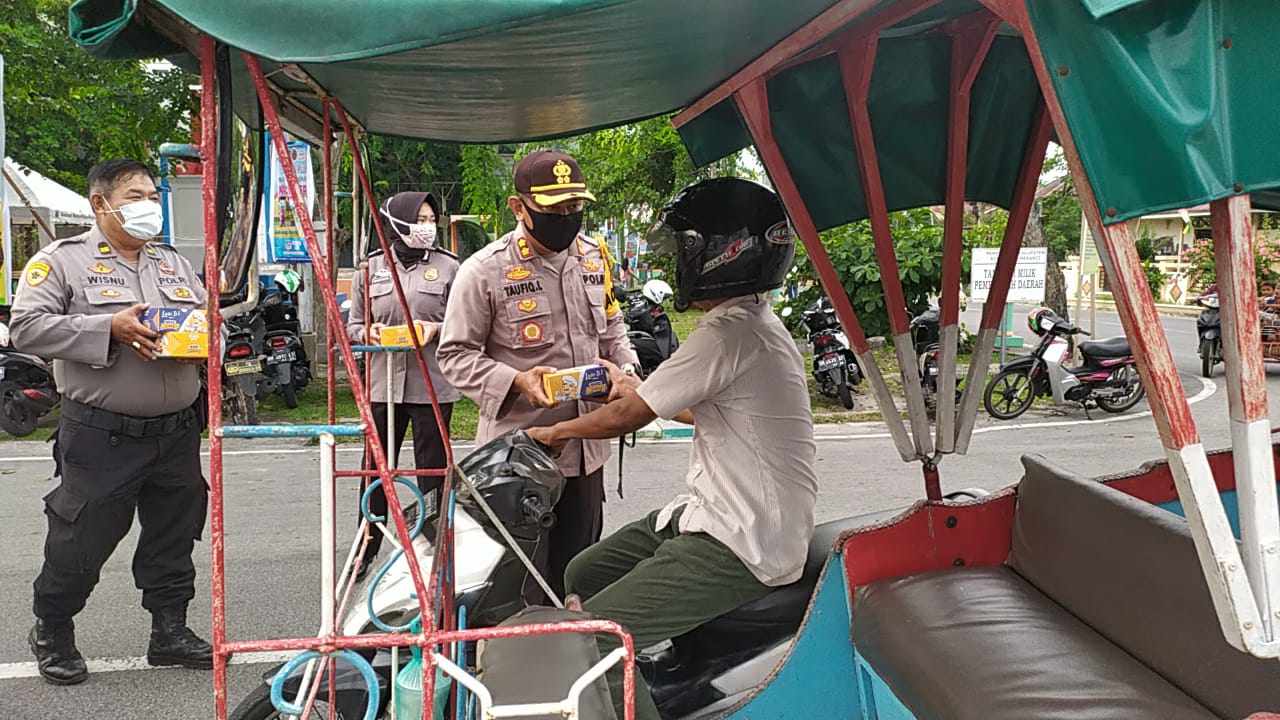 Personil Polres Kepulauan Meranti Bagikan Ratusan Takjil ke Pengendara