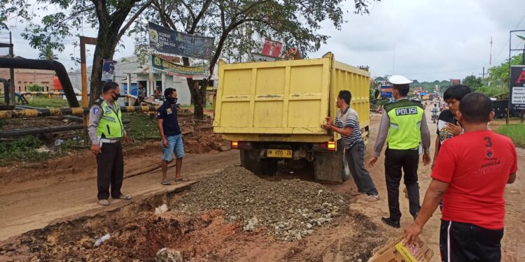 Tak Kunjung Diperbaiki, Anggota Polsek Tapung Hulu Dibantu Warga Timbun Jalan Yang Rusak Parah